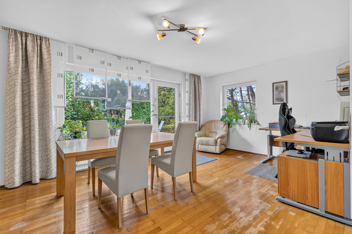 Esszimmer mit Blick in den Garten
