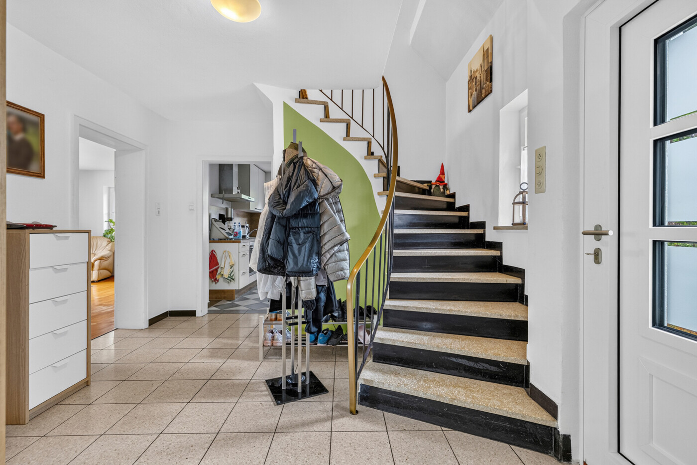 Diele mit gewendelter Treppe