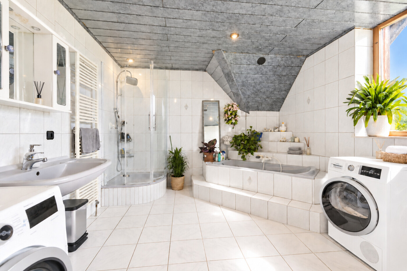 Großzügiges Tageslichtbad mit Badewanne und separater Dusche