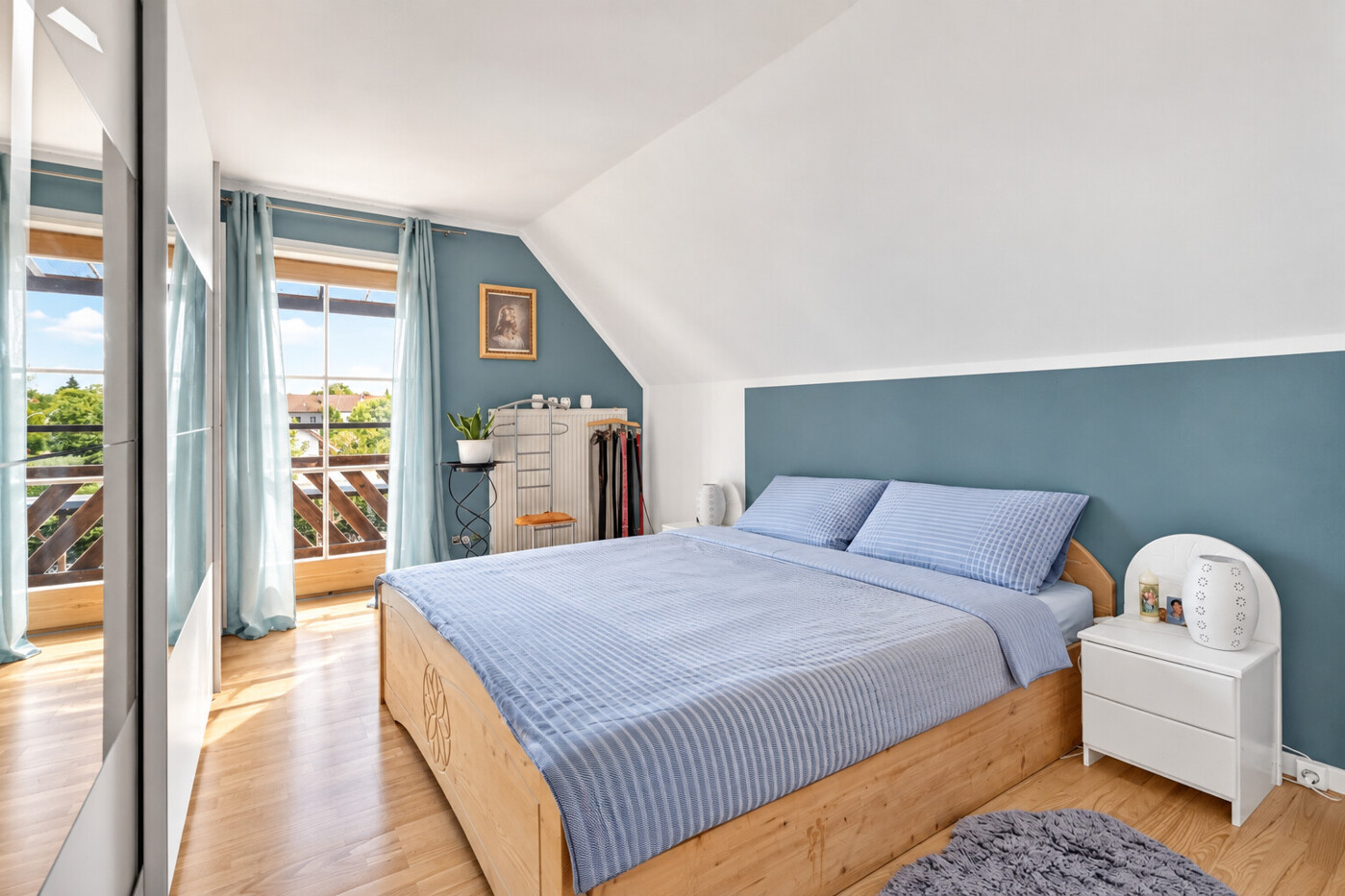 Schlafzimmer mit direktem Balkonzugang und angenehmer Atmosphäre
