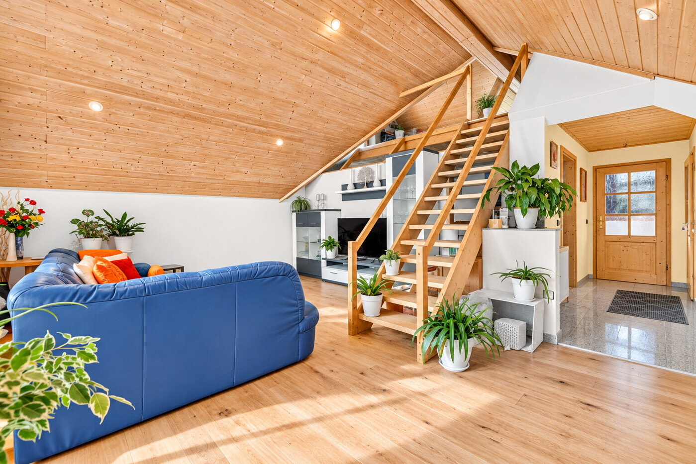 Großzügiges Wohnzimmer mit Zugang zur Galerie