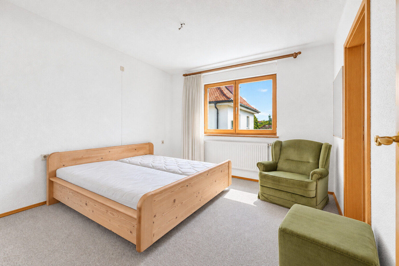 Geräumiges Schlafzimmer im Obergeschoss