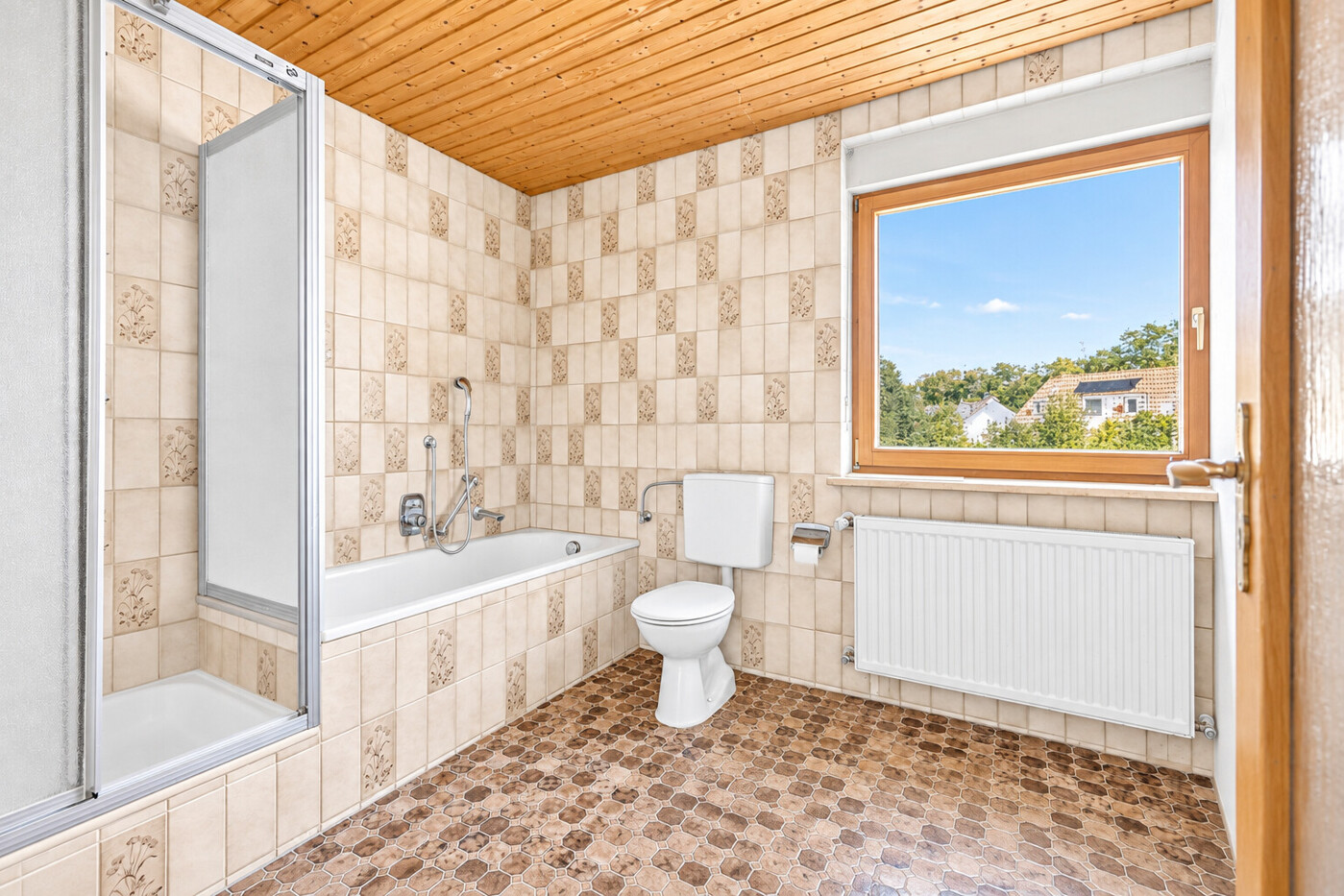 Tageslichtbad mit Badewanne und Dusche