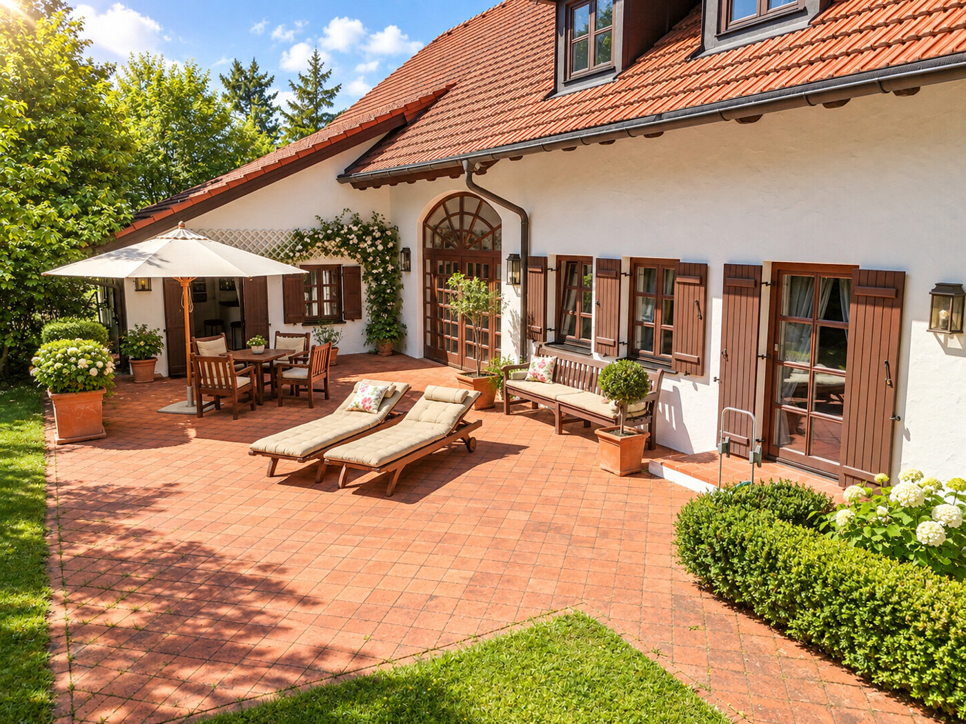 Sonniger Freisitz inmitten der Gartenkulisse