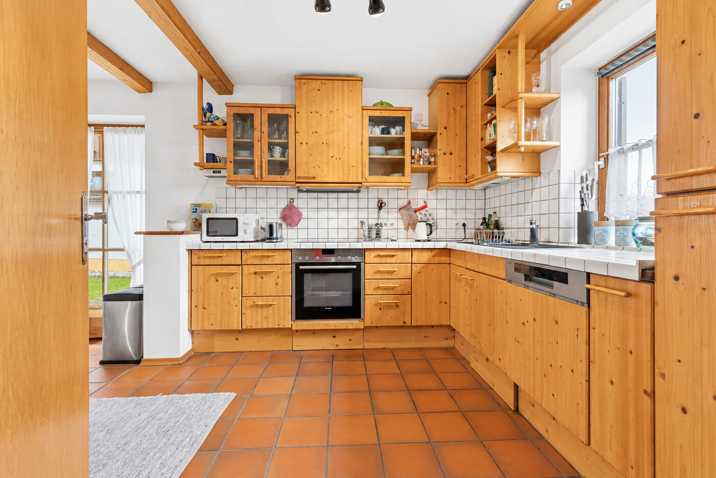 Charmante Landhausküche mit großzügigem Platzangebot
