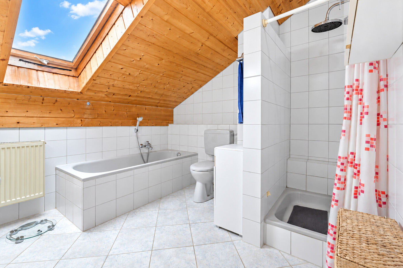 Badezimmer mit Badewanne und separater Dusche für zusätzlichen Komfort