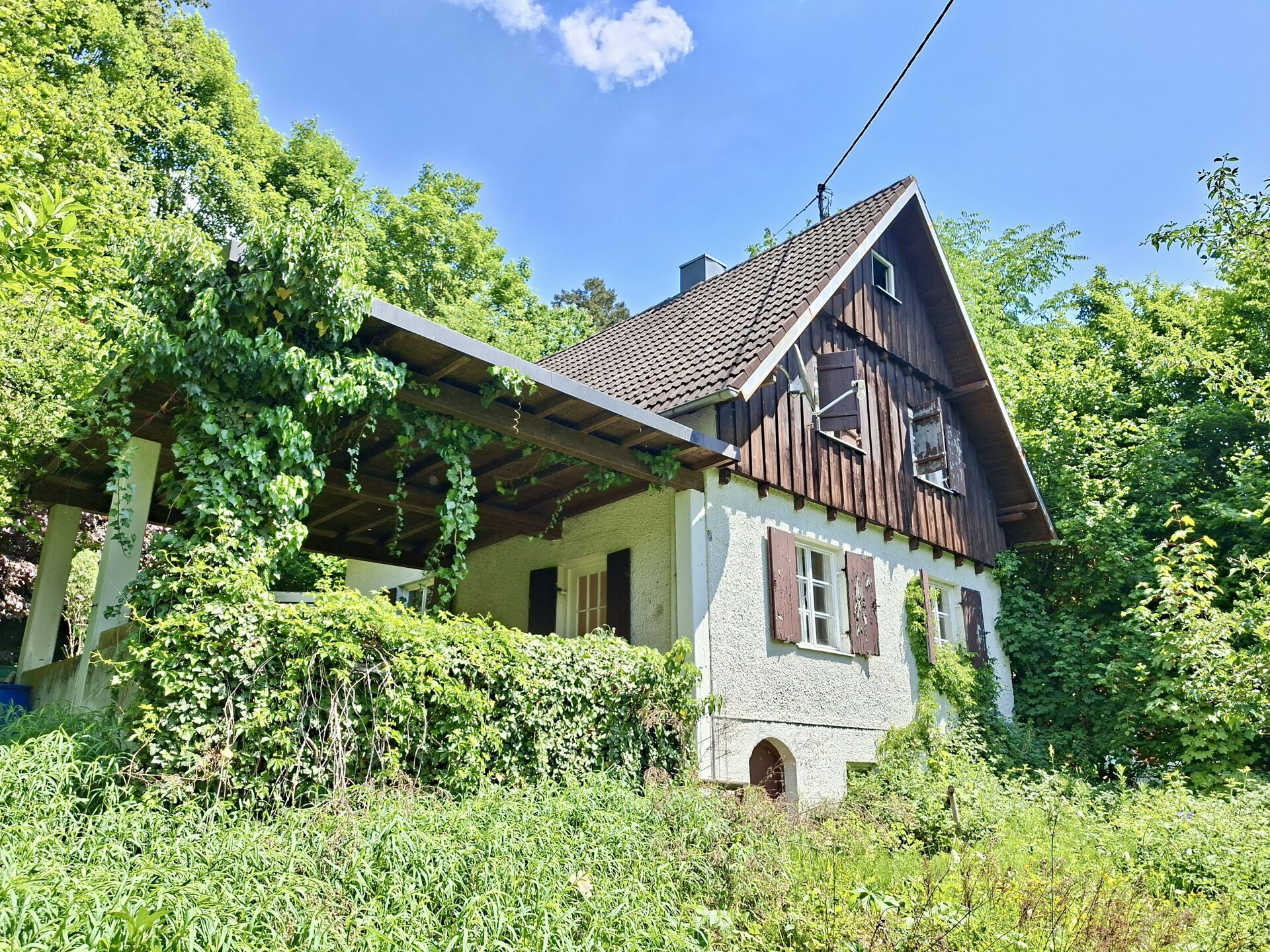 Objektfoto: Sanierungsbedürftiges Haus mit großem Grundstück im Grünen