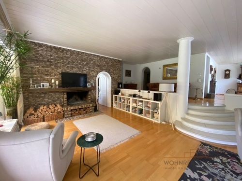 Wohnbereich mit Blick zum Kamin
