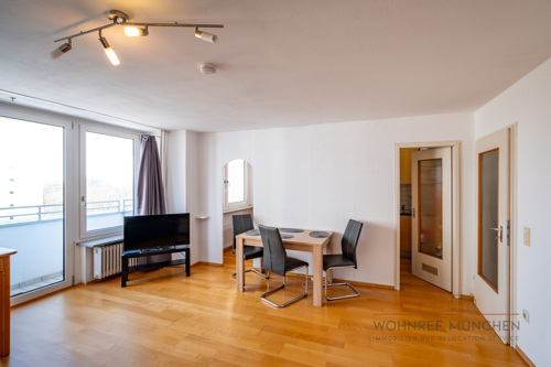 Wohnzimmer - Blick zum Arbeitplatz und BAd